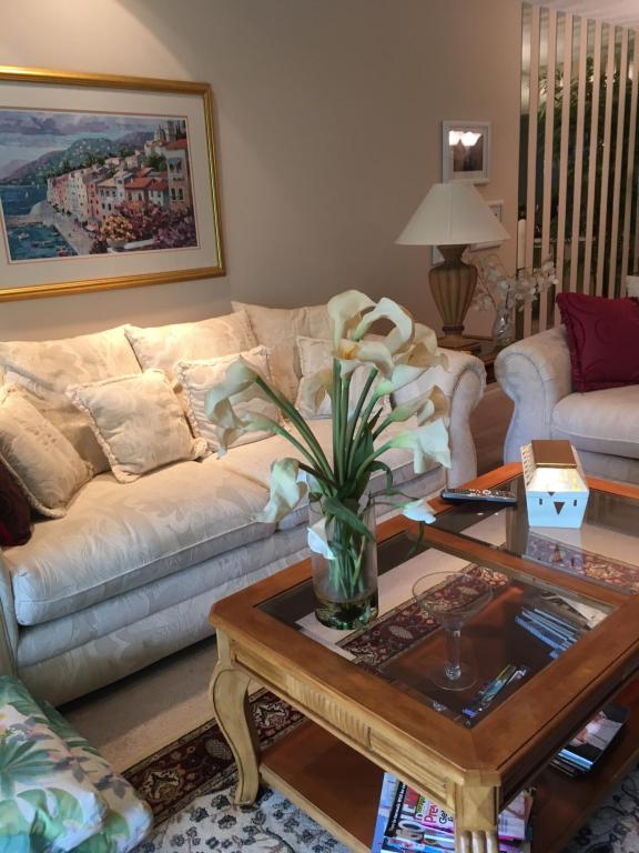 40 Stratford Lane, Boynton Beach, FL 33436