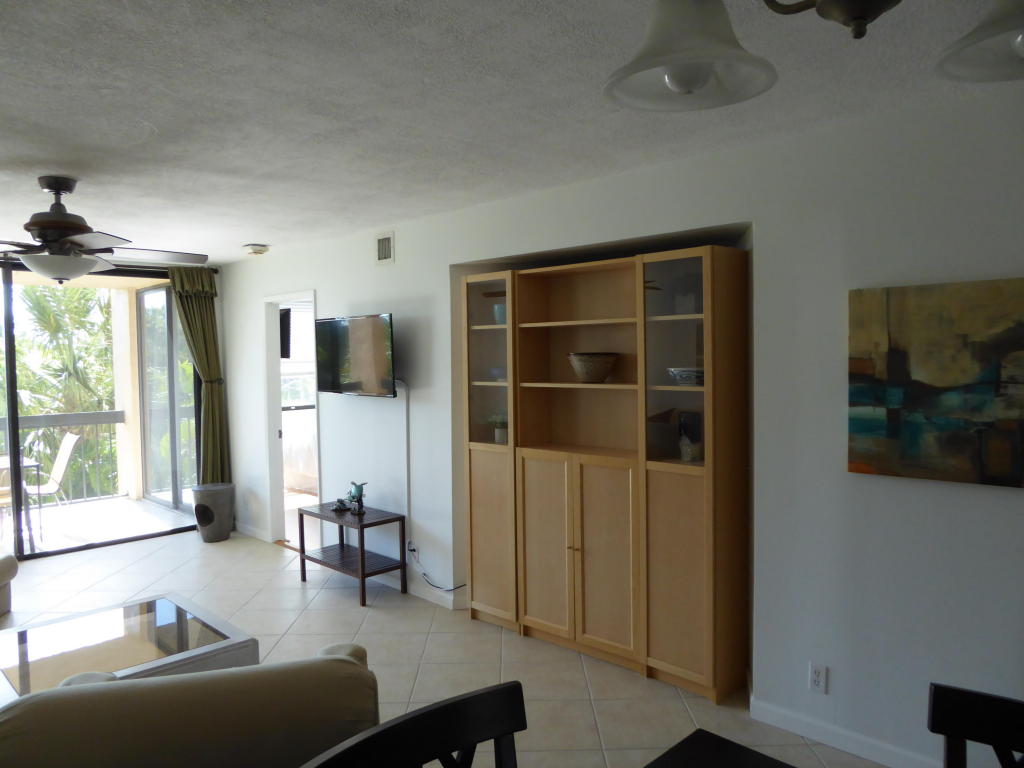 600 Egret Circle, Delray Beach, FL 33444