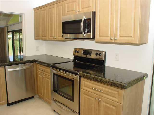 902 Foxpointe Circle, Delray Beach, FL 33445
