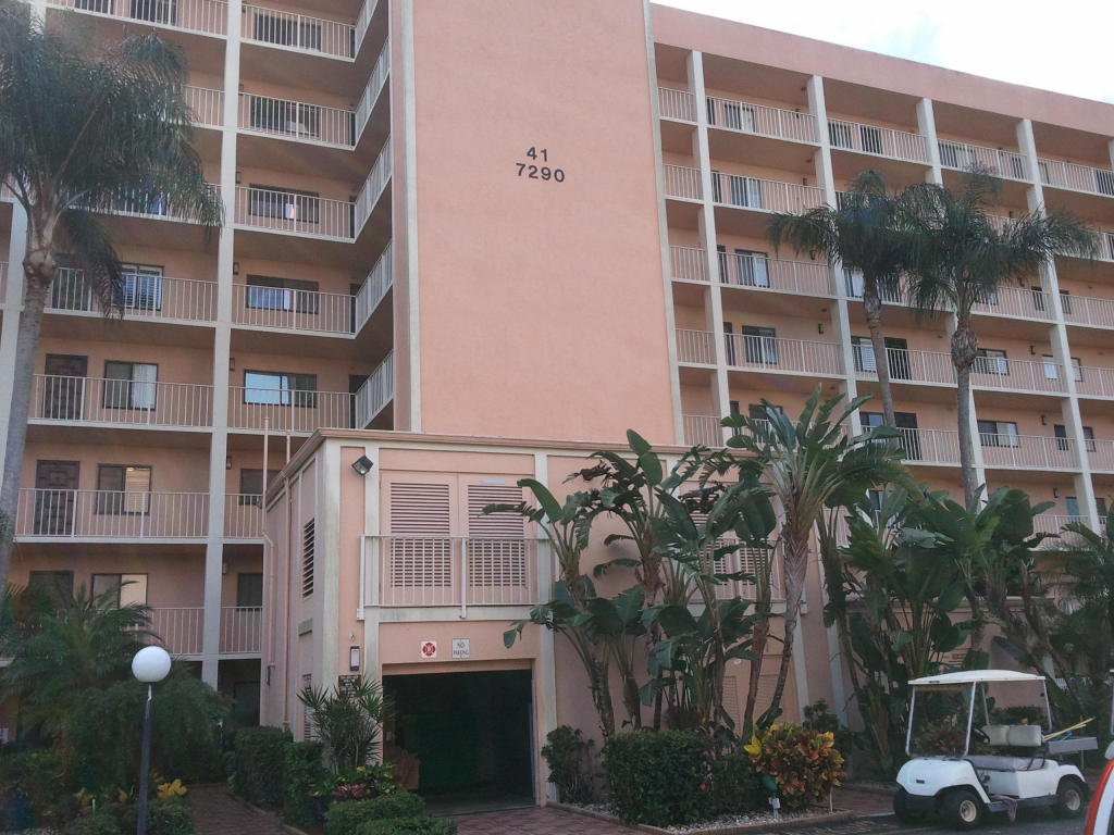 7290 Kinghurst Drive, Delray Beach, FL 33446