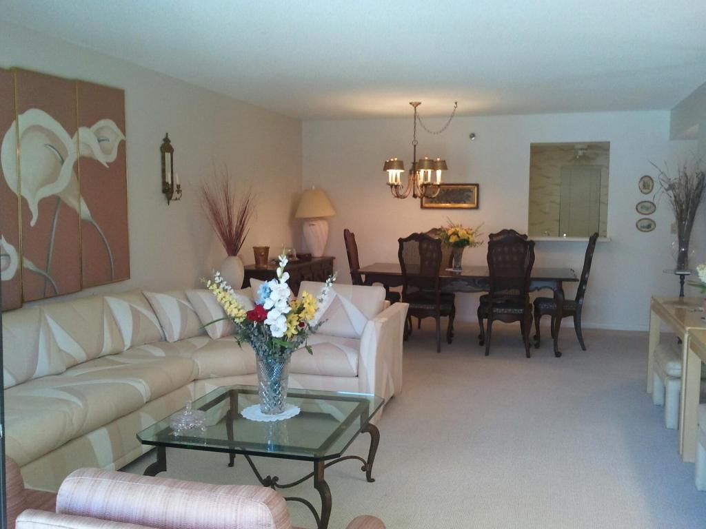 7290 Kinghurst Drive, Delray Beach, FL 33446
