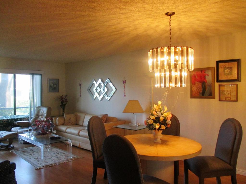 6585 Kensington Lane, Delray Beach, FL 33446