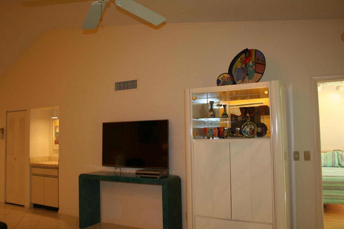 7599 Glendevon Lane, Delray Beach, FL 33446