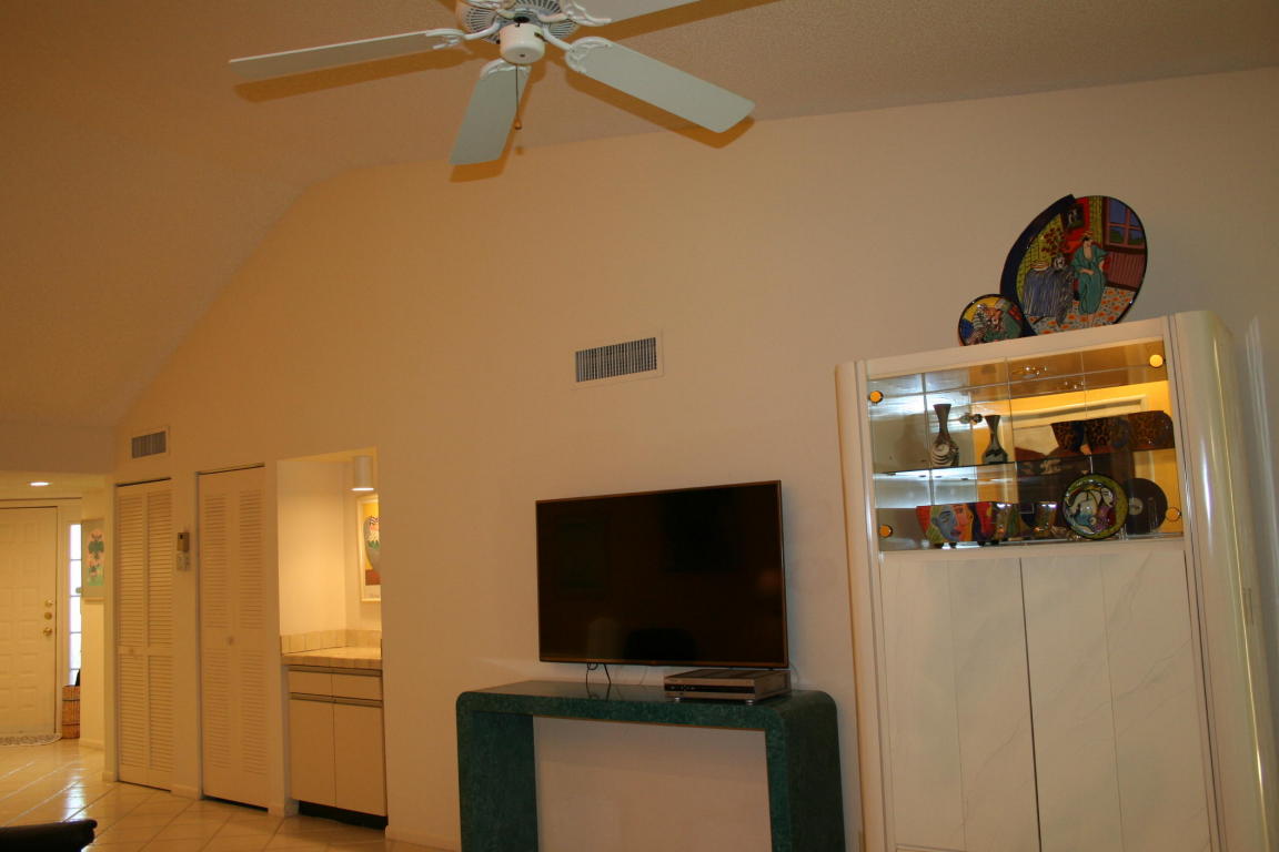 7599 Glendevon Lane, Delray Beach, FL 33446