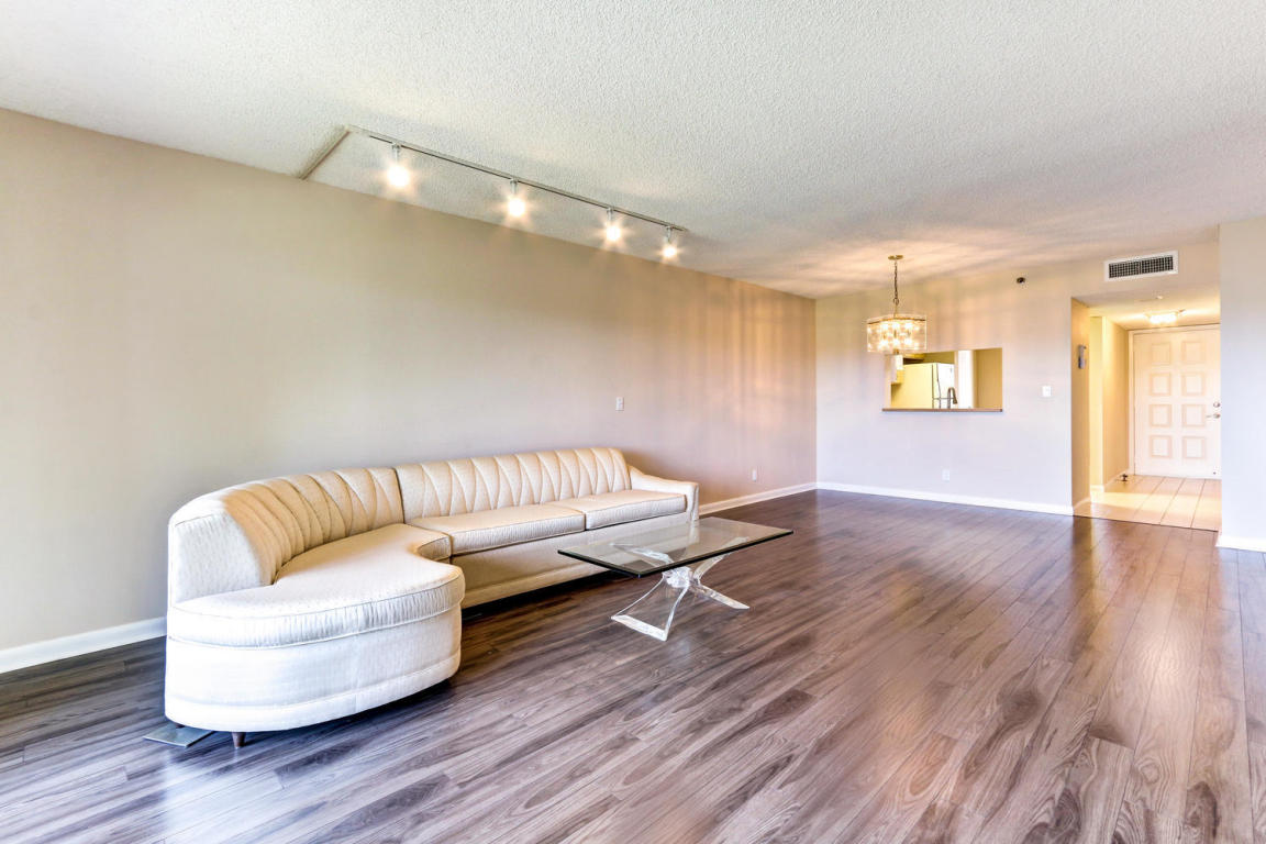 7240 Huntington Lane, Delray Beach, FL 33446