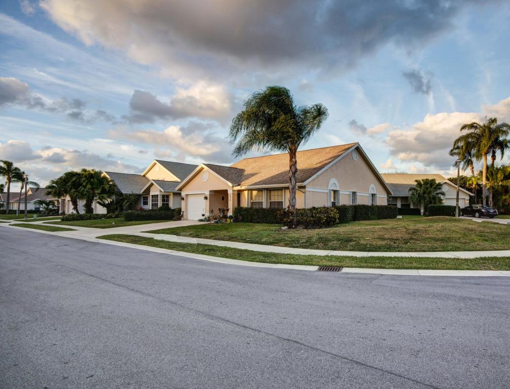275 Moccasin Trail W, Jupiter, FL 33458