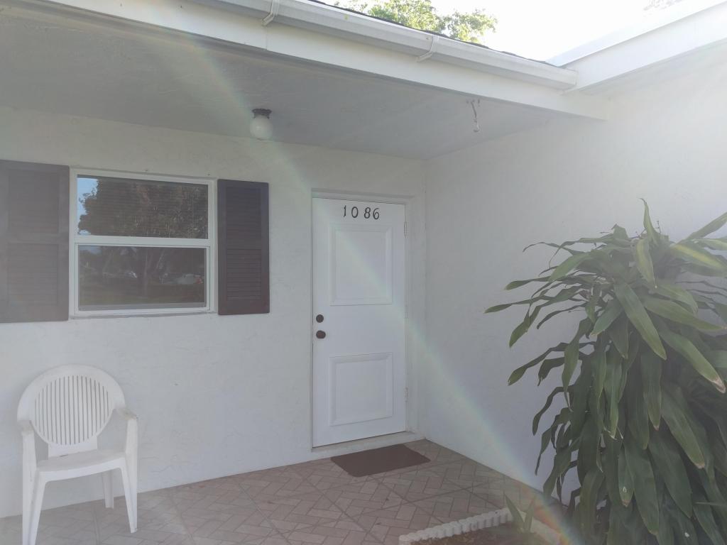 1086 S Oakridge Circle, Lantana, FL 33462