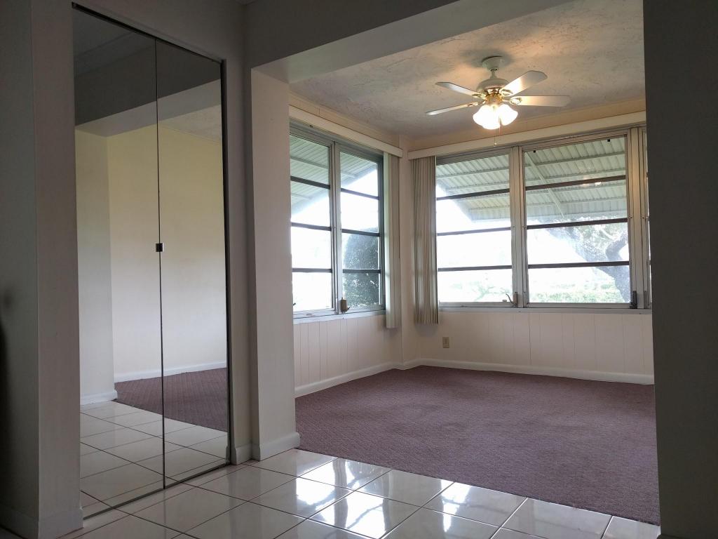 1086 S Oakridge Circle, Lantana, FL 33462