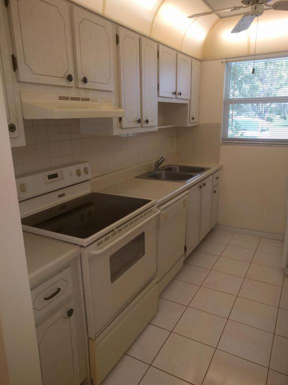 1086 S Oakridge Circle, Lantana, FL 33462