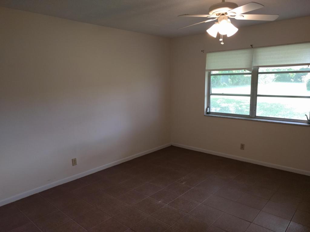 1086 S Oakridge Circle, Lantana, FL 33462