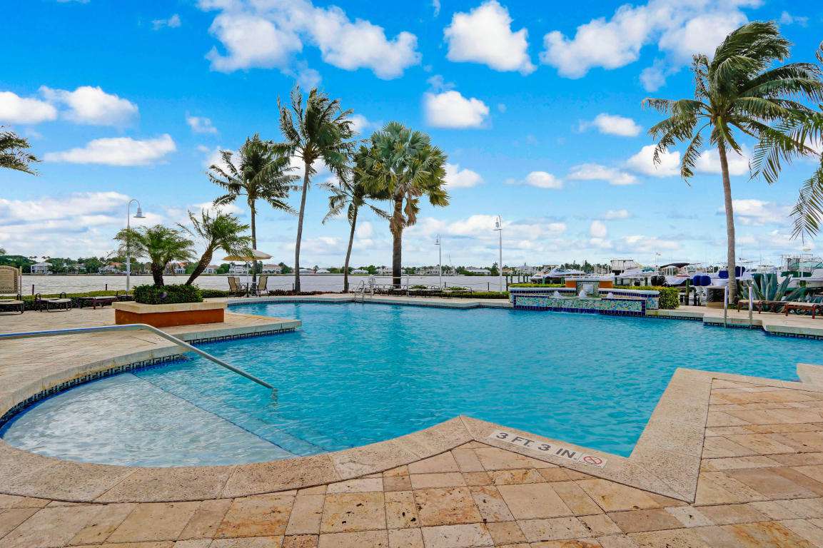 160 Yacht Club Way, Hypoluxo, FL 33462