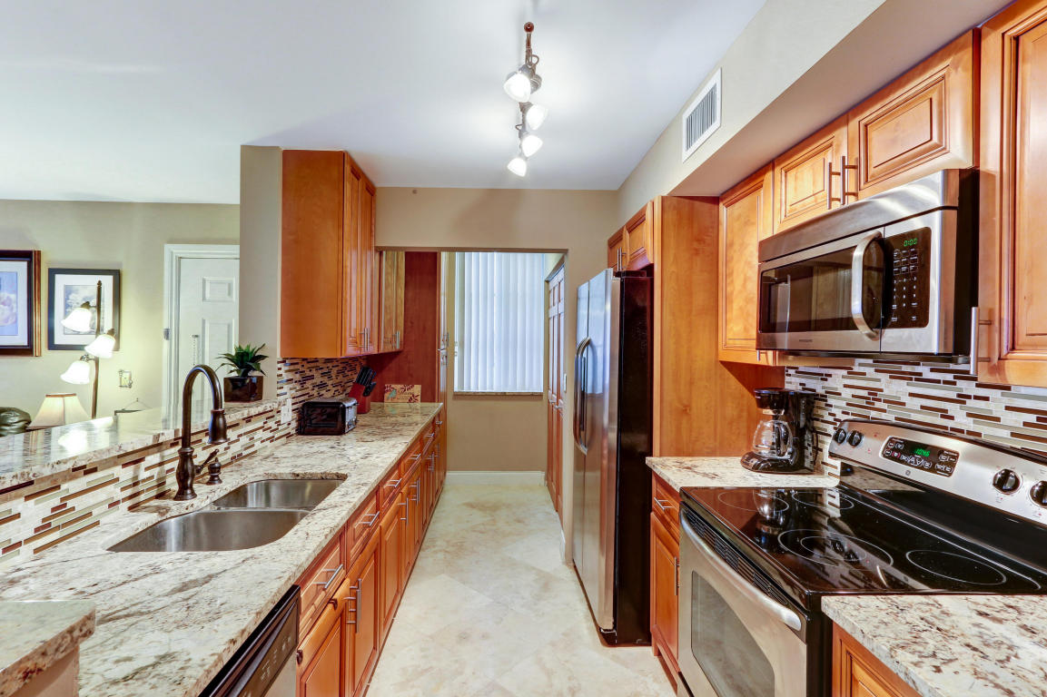 160 Yacht Club Way, Hypoluxo, FL 33462