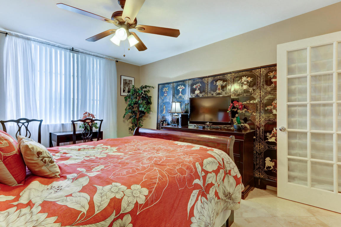160 Yacht Club Way, Hypoluxo, FL 33462