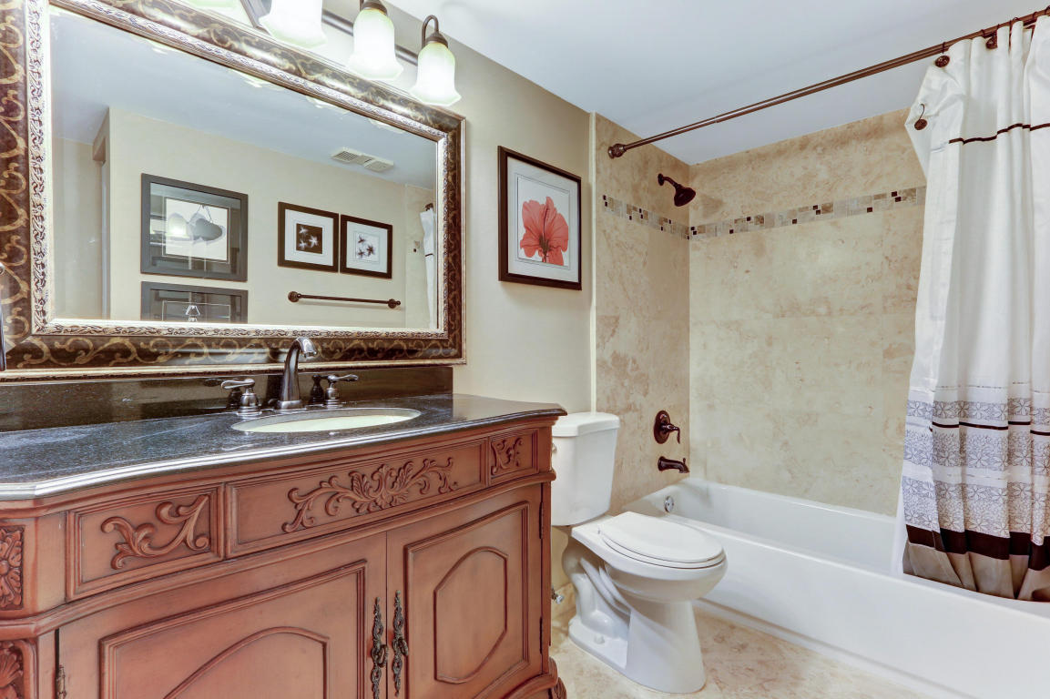 160 Yacht Club Way, Hypoluxo, FL 33462
