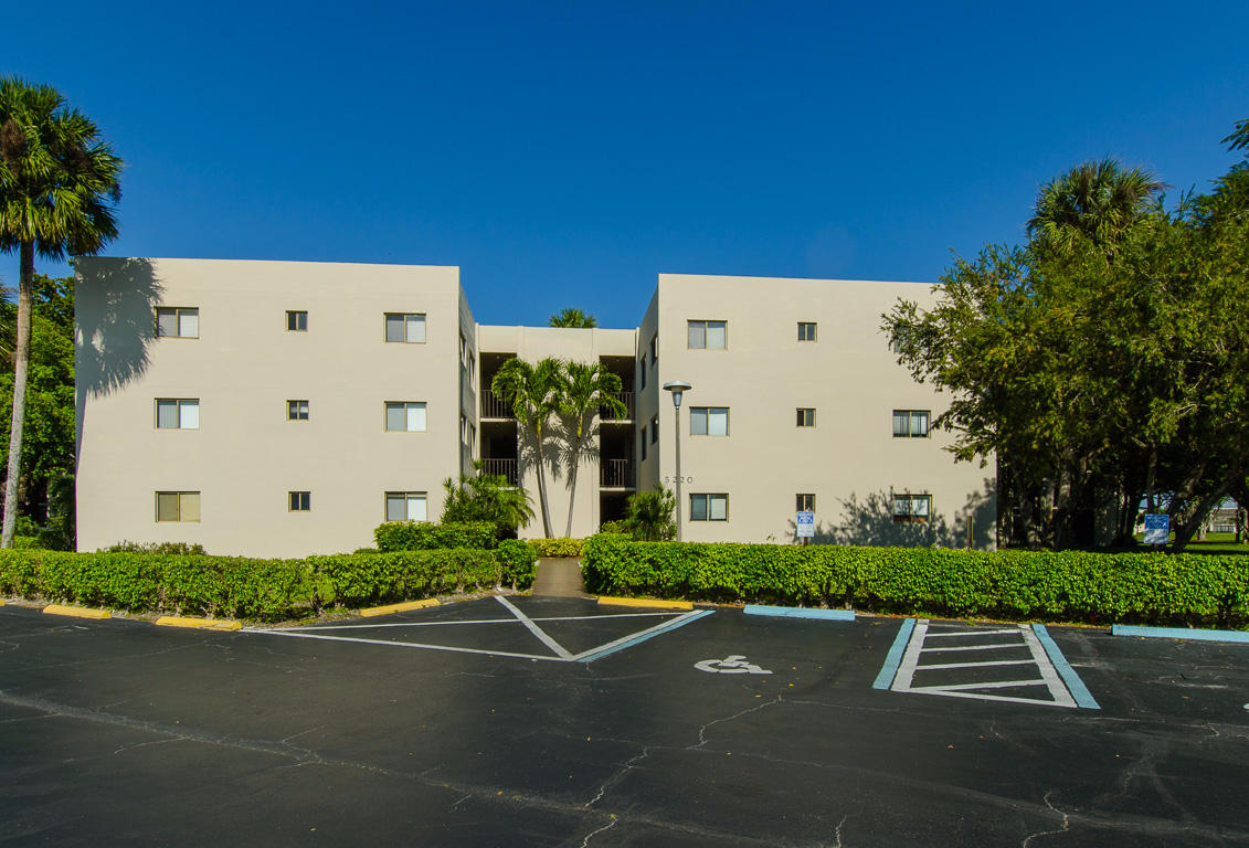 5220 Las Verdes Circle, Delray Beach, FL 33484