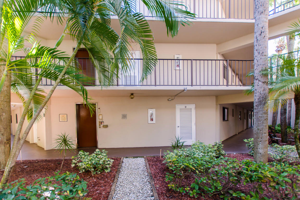 5220 Las Verdes Circle, Delray Beach, FL 33484