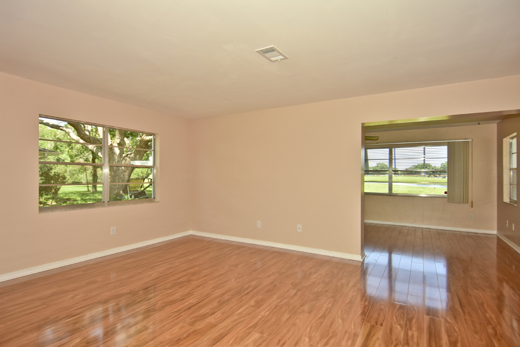 2042 Heathfield Cir, Sun City Center, FL 33573