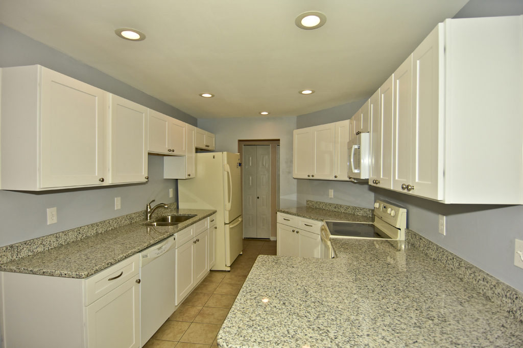 2042 Heathfield Cir, Sun City Center, FL 33573