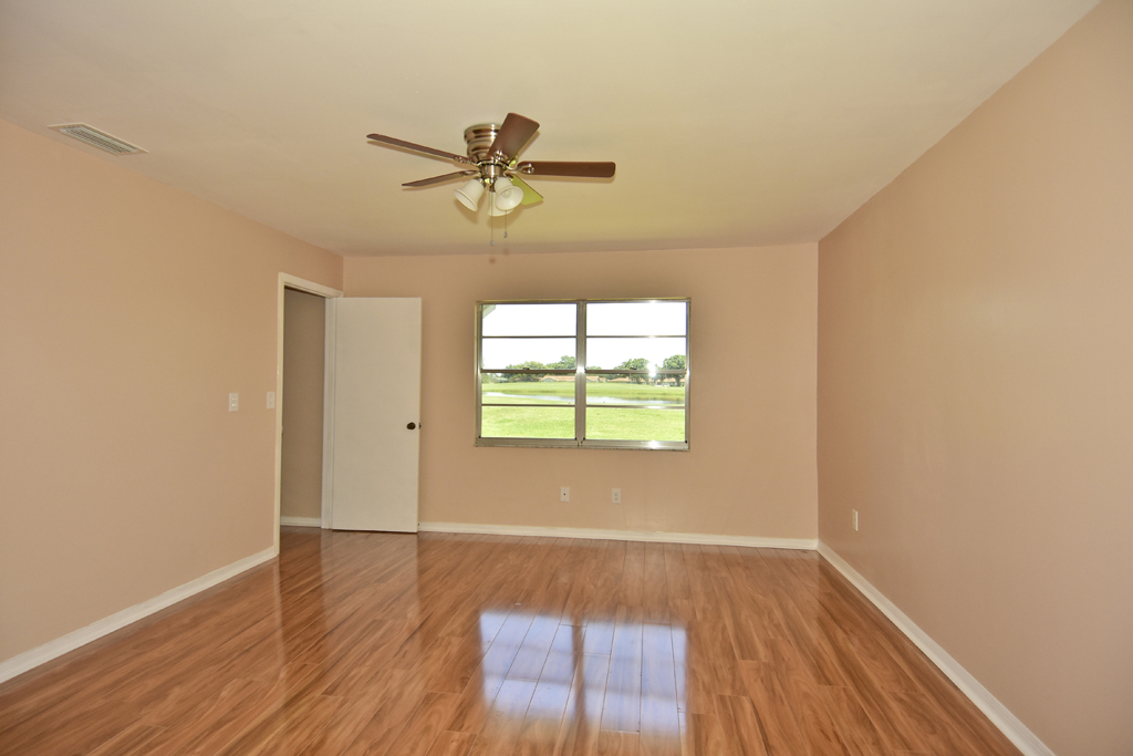 2042 Heathfield Cir, Sun City Center, FL 33573