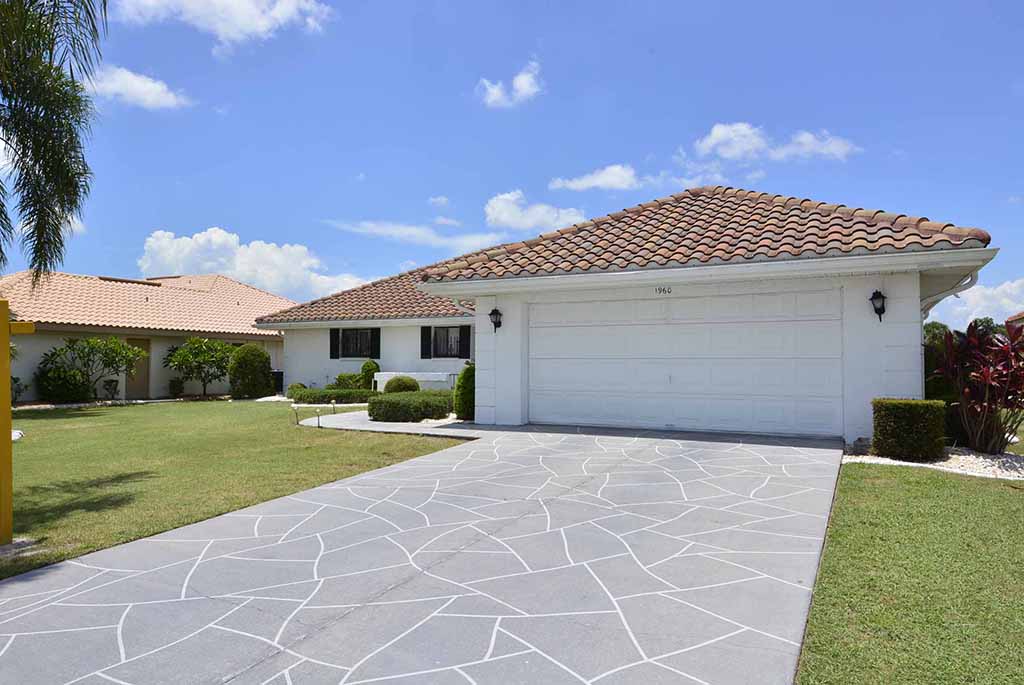 1960 Wolf Laurel Dr, Sun City Center, FL 33573