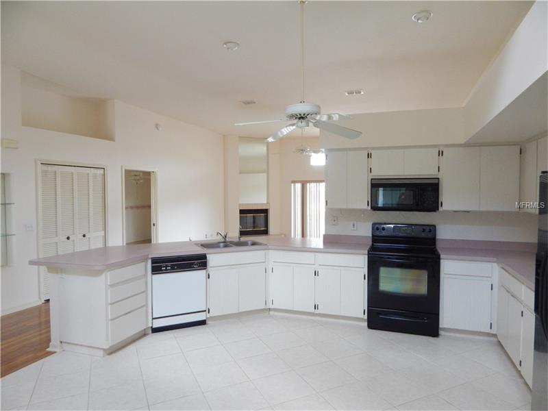 8707 MIDDLE CROSS PLACE, Tampa, FL 33635