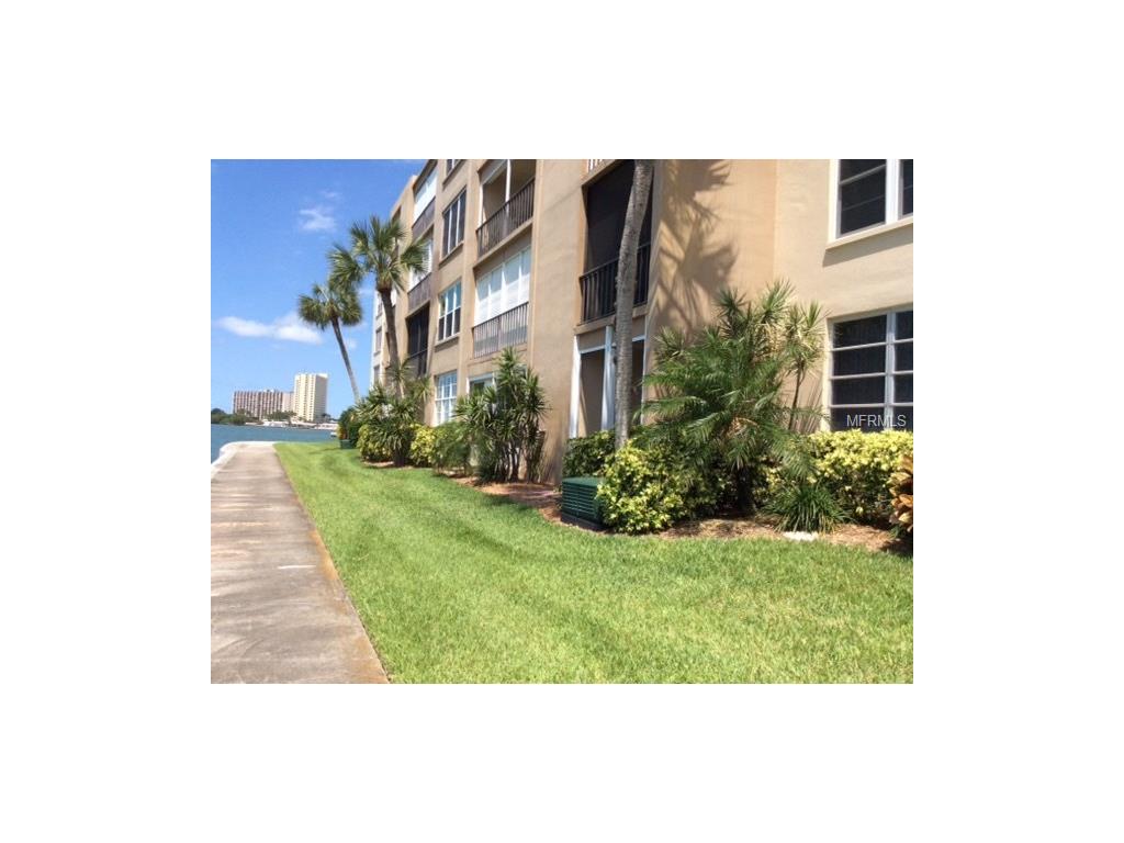 7910 Sun Island Dr S, South Pasadena, FL 33707