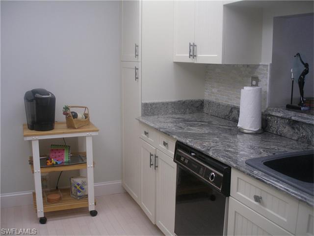 5809 Glencove DR, Naples, FL 34108
