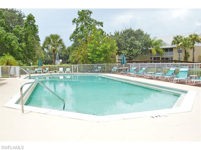 96 Pebble Shores DR, Naples, FL 34110
