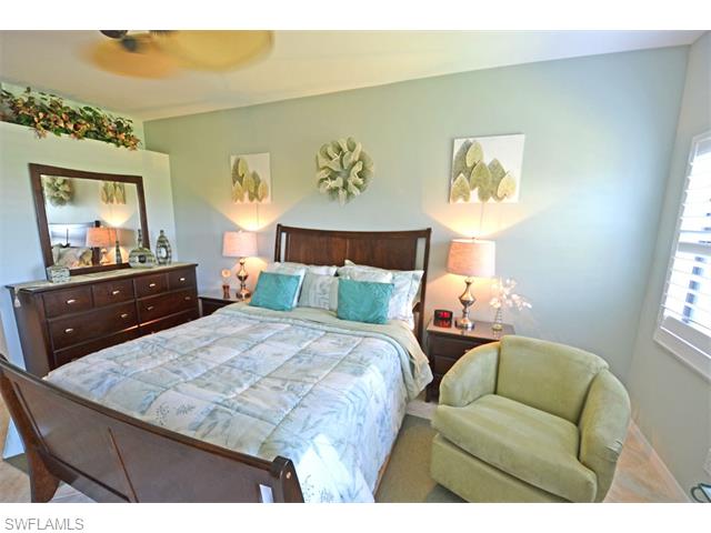 203 Vintage CIR, Naples, FL 34119