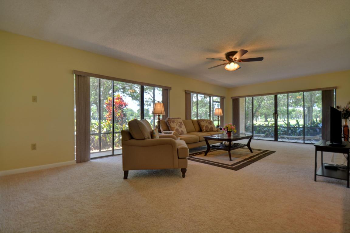 9460 Meadowood Dr, Fort Pierce, FL 34951