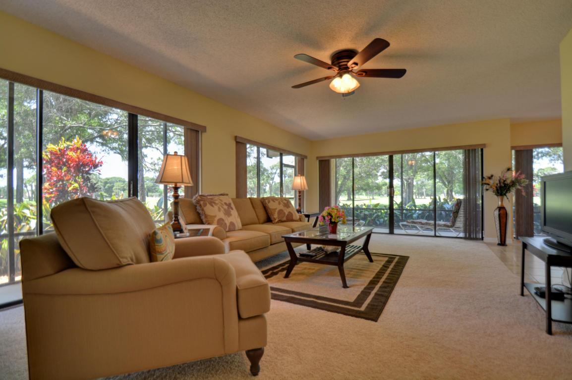 9460 Meadowood Dr, Fort Pierce, FL 34951