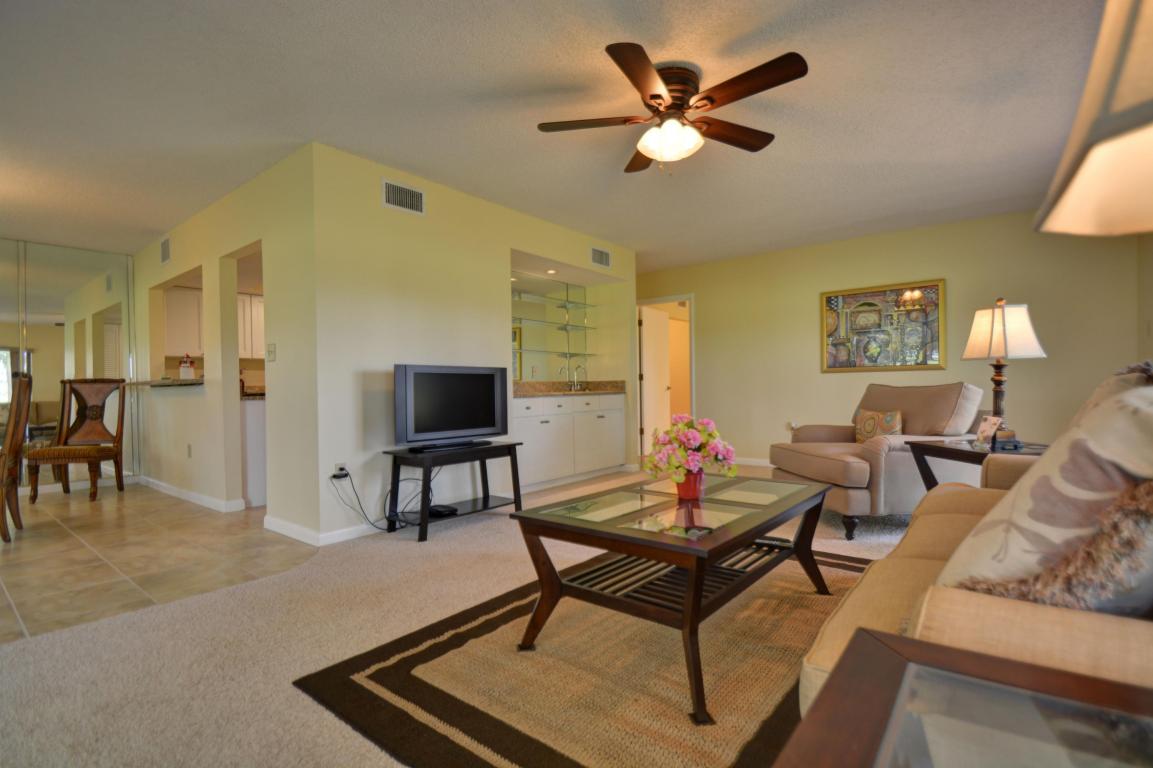 9460 Meadowood Dr, Fort Pierce, FL 34951