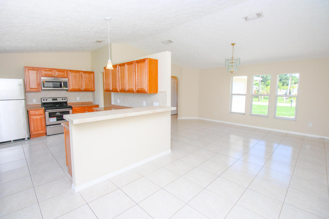 554 NW Twylite Terr, Port Saint Lucie, FL 34953
