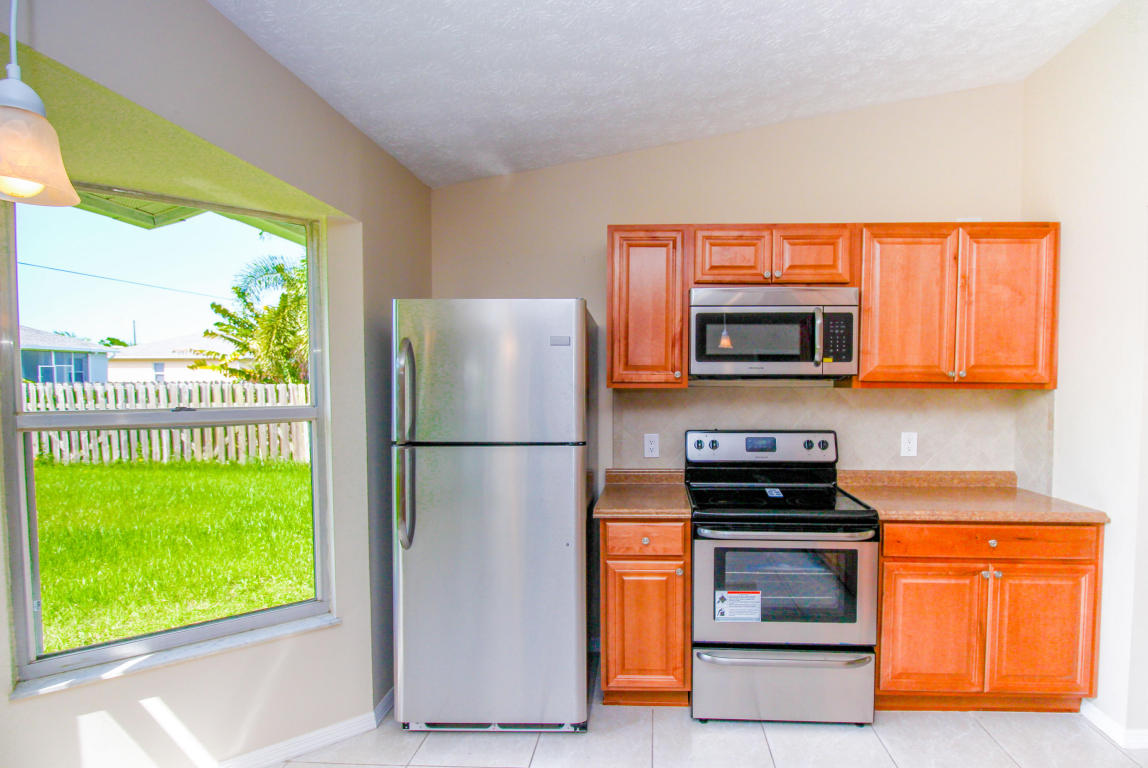 554 NW Twylite Terr, Port Saint Lucie, FL 34953