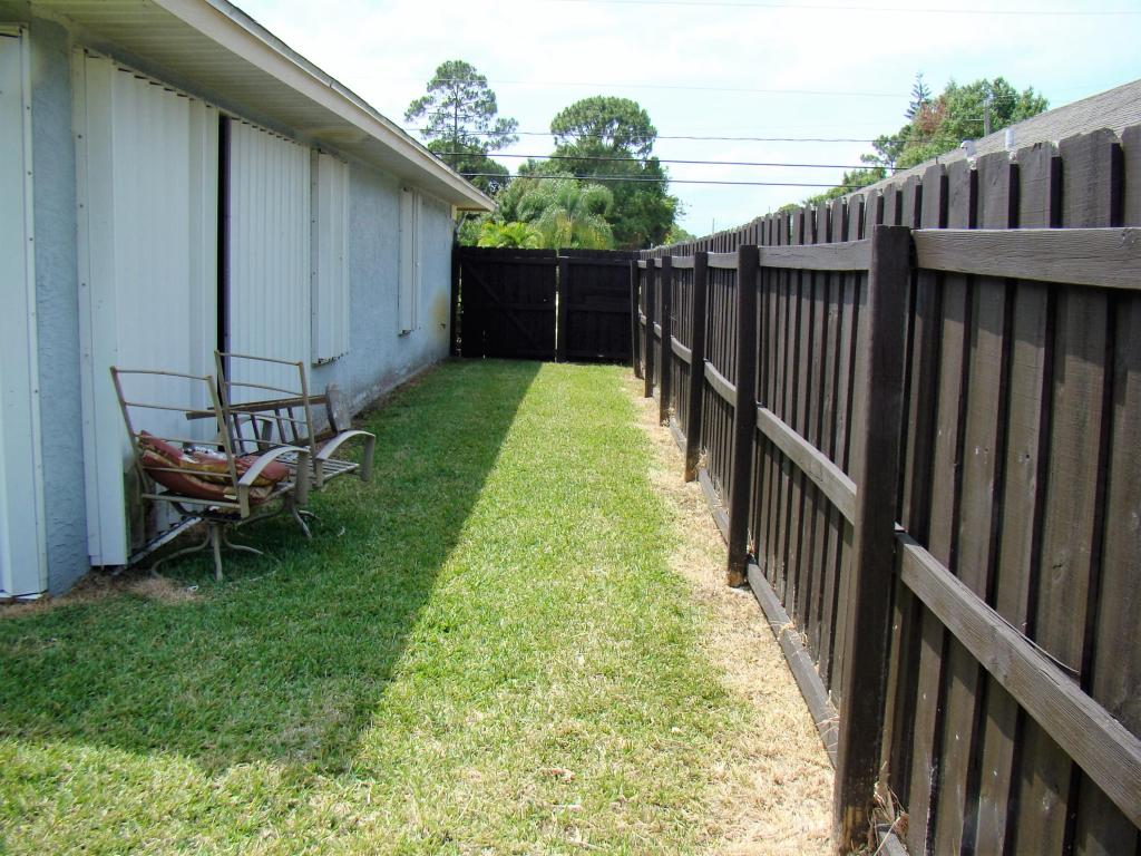 1887 SW Renfro Street, Port Saint Lucie, FL 34953