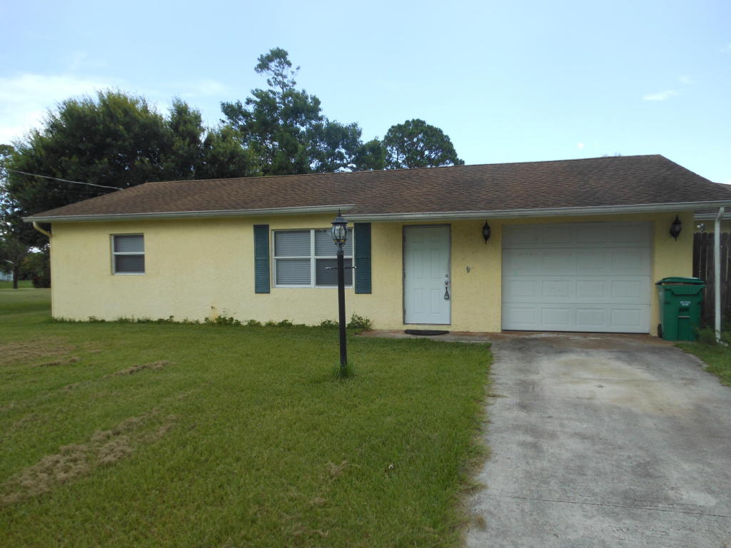 5612 Hickory Dr, Fort Pierce, FL 34982