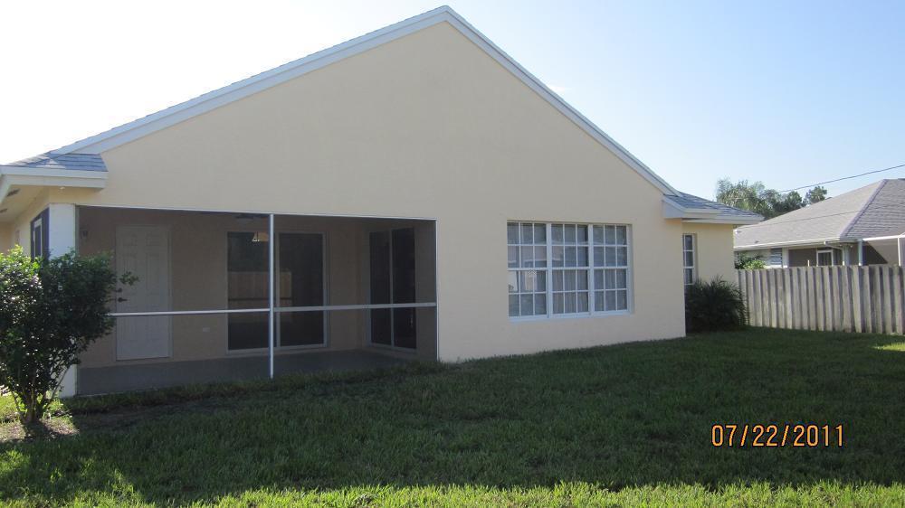 512 NW Colonial Street, Port Saint Lucie, FL 34983