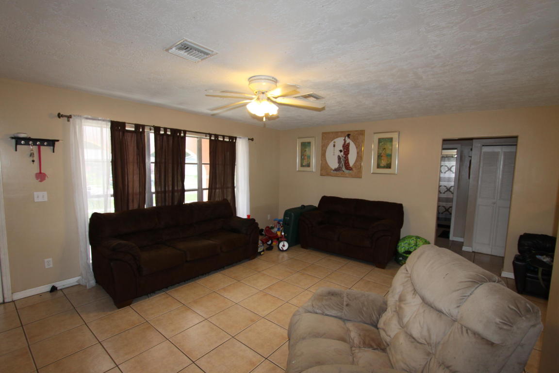 179 NE Jardain Rd, Port Saint Lucie, FL 34983