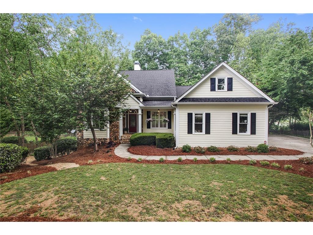 825 Lakeglen Drive, Suwanee, GA 30024