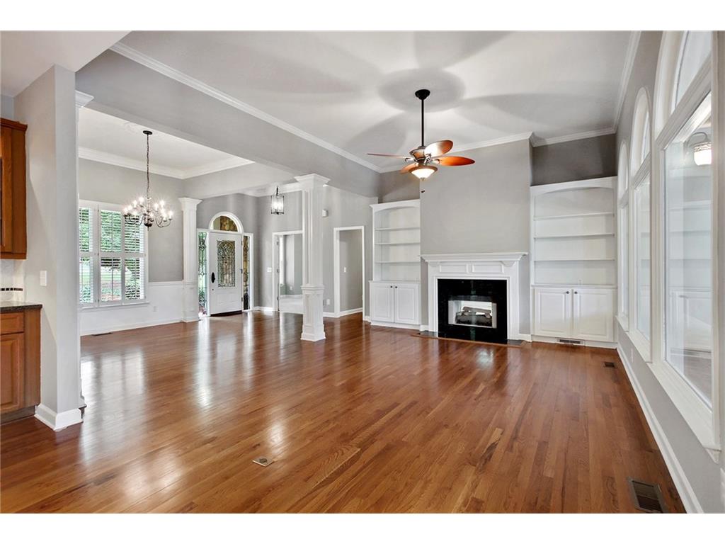 825 Lakeglen Drive, Suwanee, GA 30024