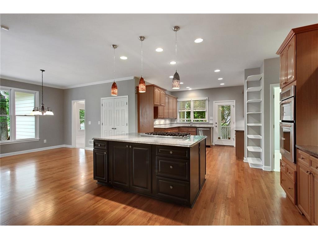 825 Lakeglen Drive, Suwanee, GA 30024