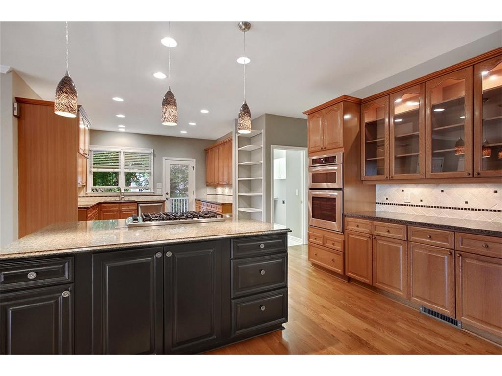 825 Lakeglen Drive, Suwanee, GA 30024