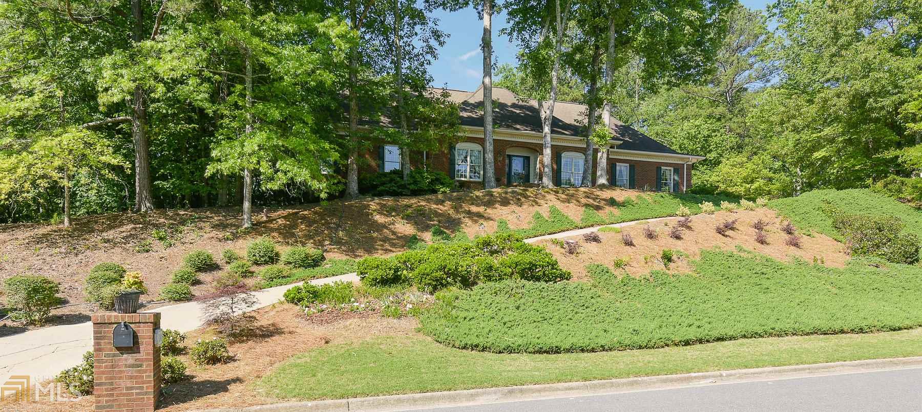 1040 Finnsbury Dr, Roswell, GA 30075