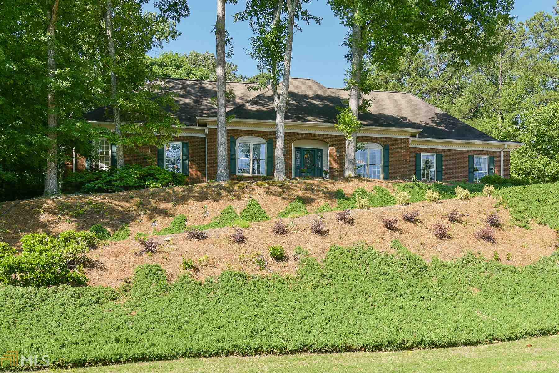 1040 Finnsbury Dr, Roswell, GA 30075