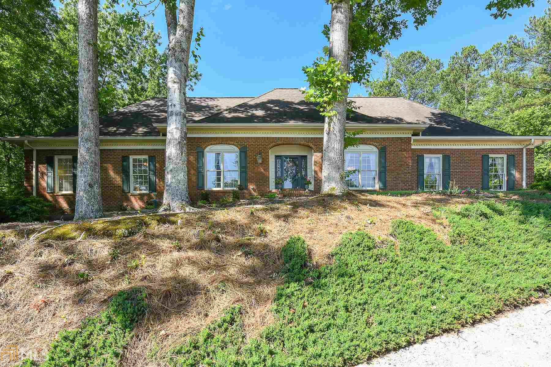 1040 Finnsbury Dr, Roswell, GA 30075