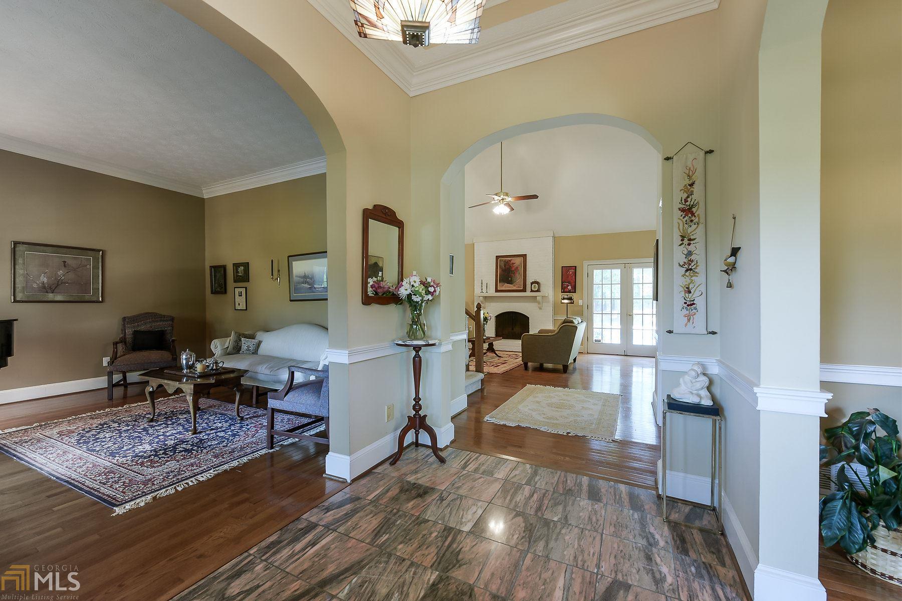 1040 Finnsbury Dr, Roswell, GA 30075