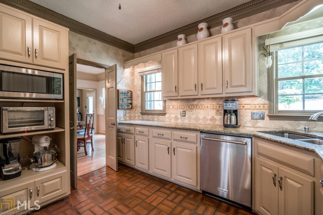 240 Shallow Springs Ct, Roswell, GA 30075
