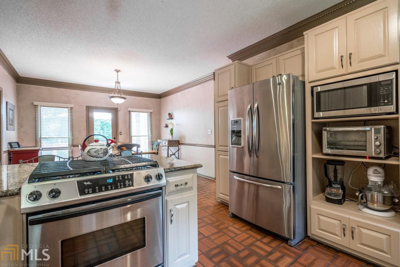 240 Shallow Springs Ct, Roswell, GA 30075