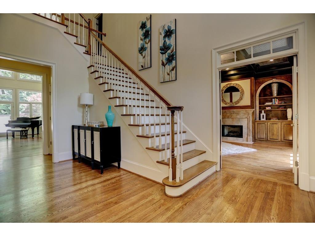 725 Brookwoods Trace, Sandy Springs, GA 30342