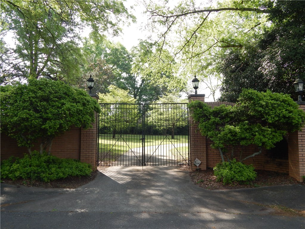 1557 SOUTH BROAD Street, Commerce, GA 30529